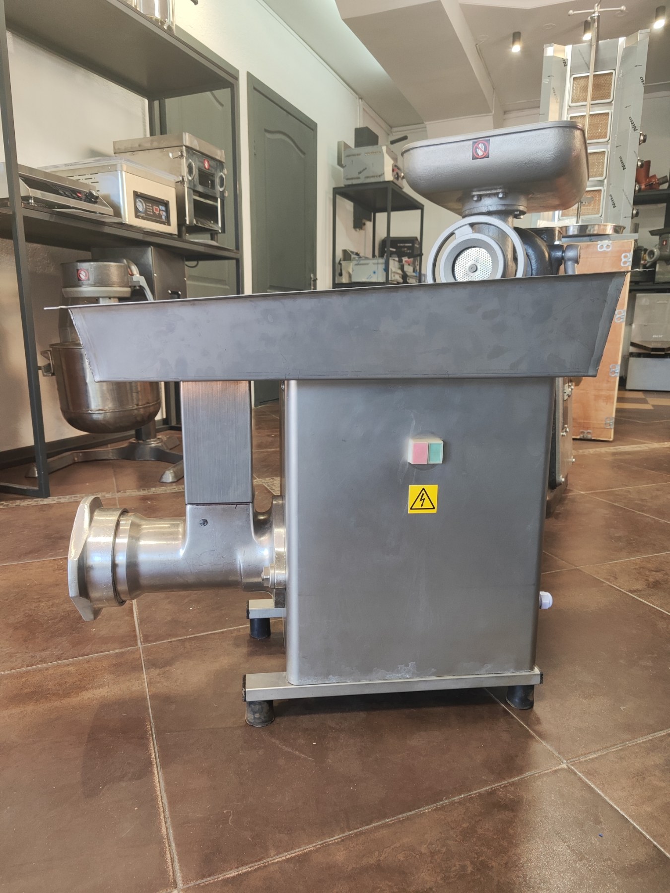 Промислова м'ясорубка mainca pm 114