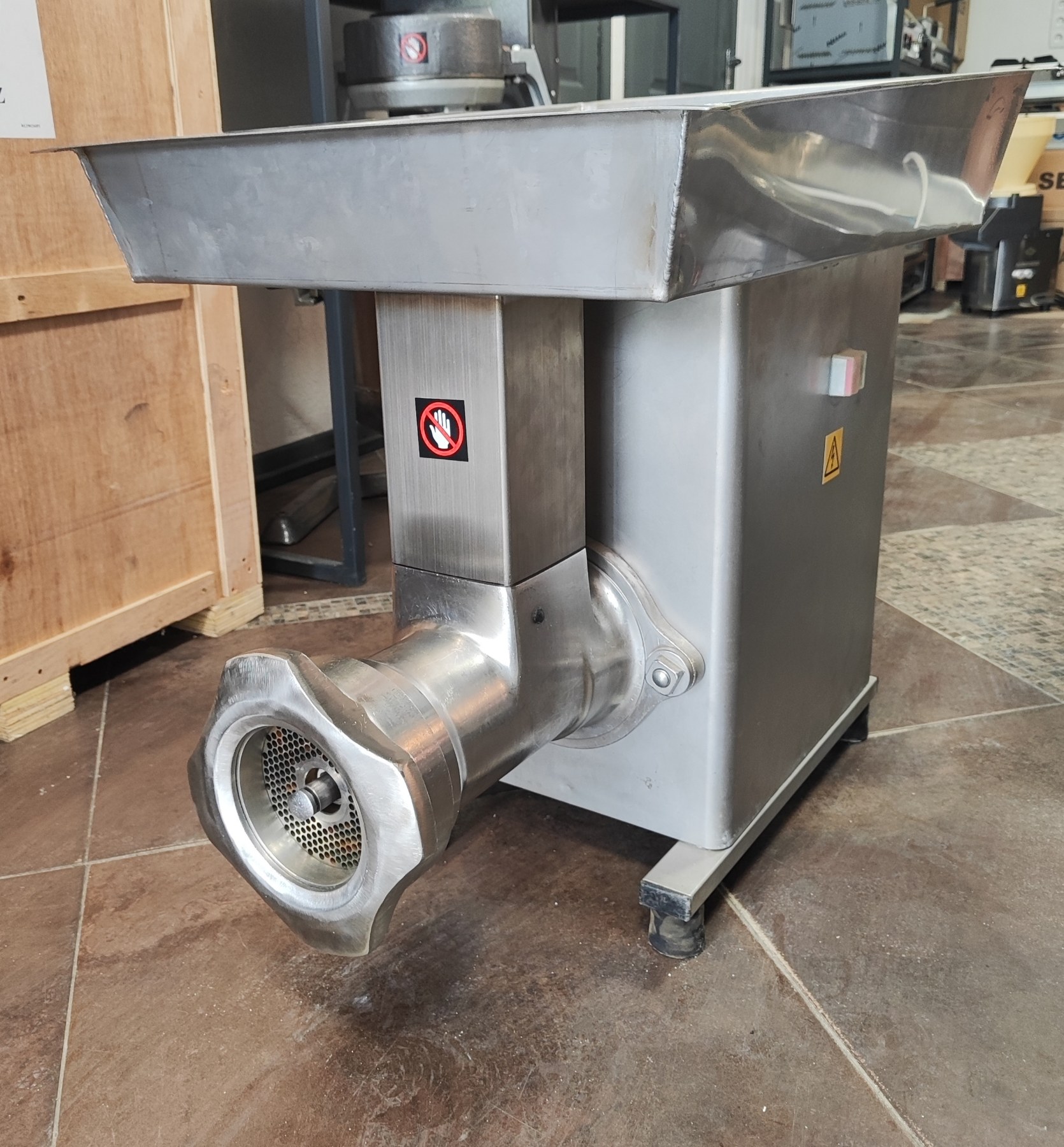 Промислова м'ясорубка mainca pm 114