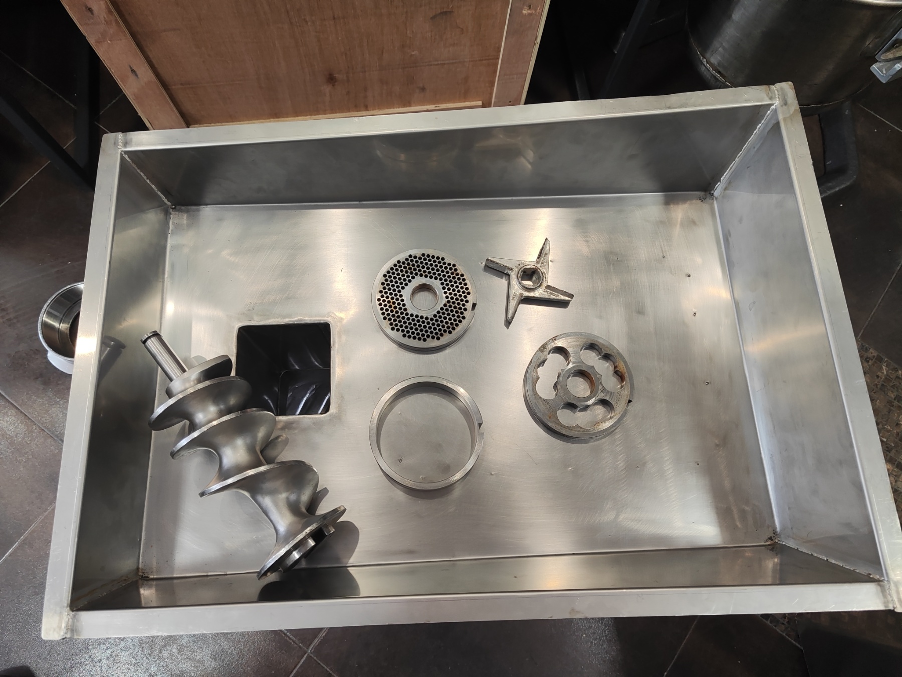 Промислова м'ясорубка mainca pm 114