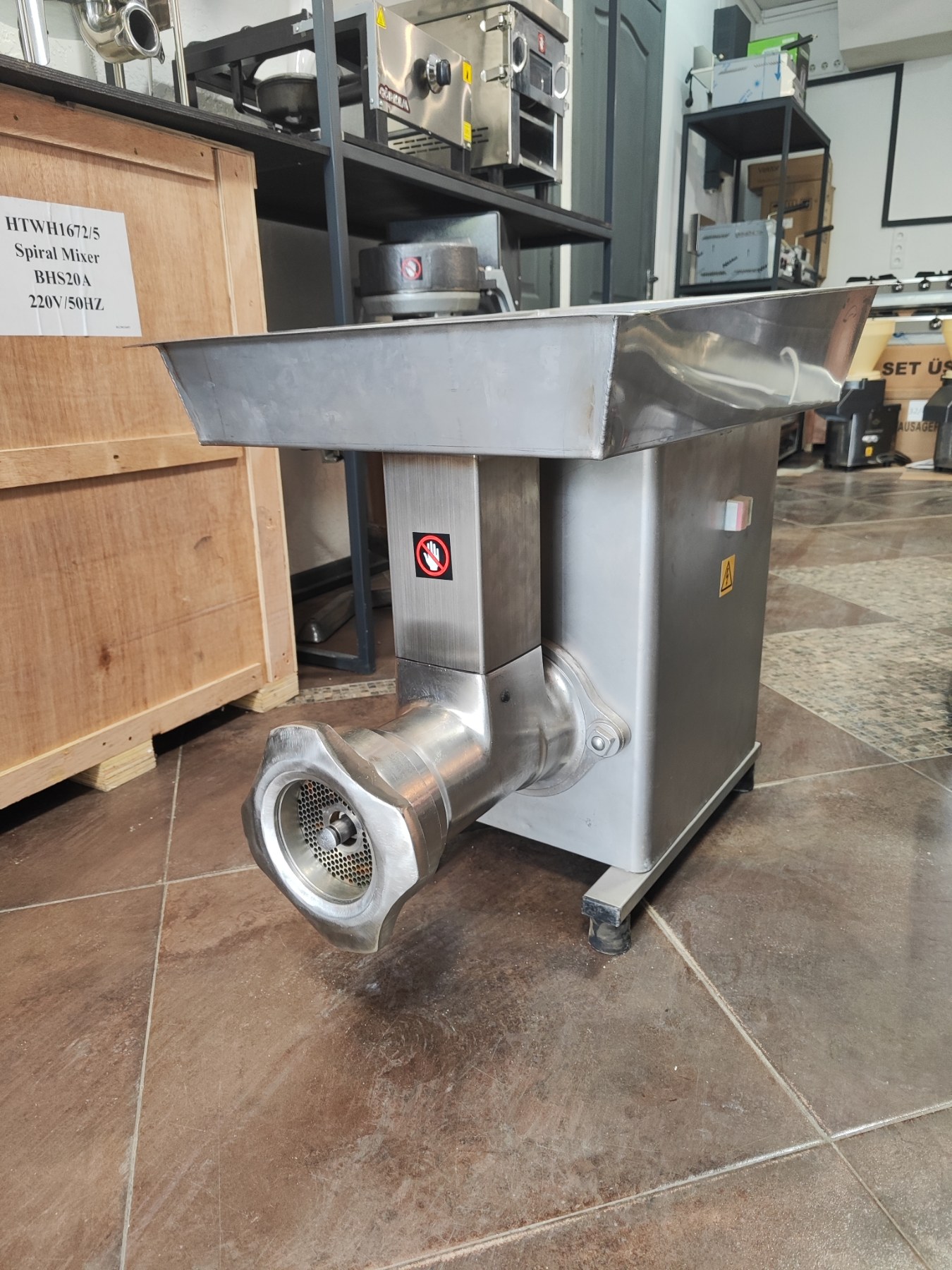 Промислова м'ясорубка mainca pm 114