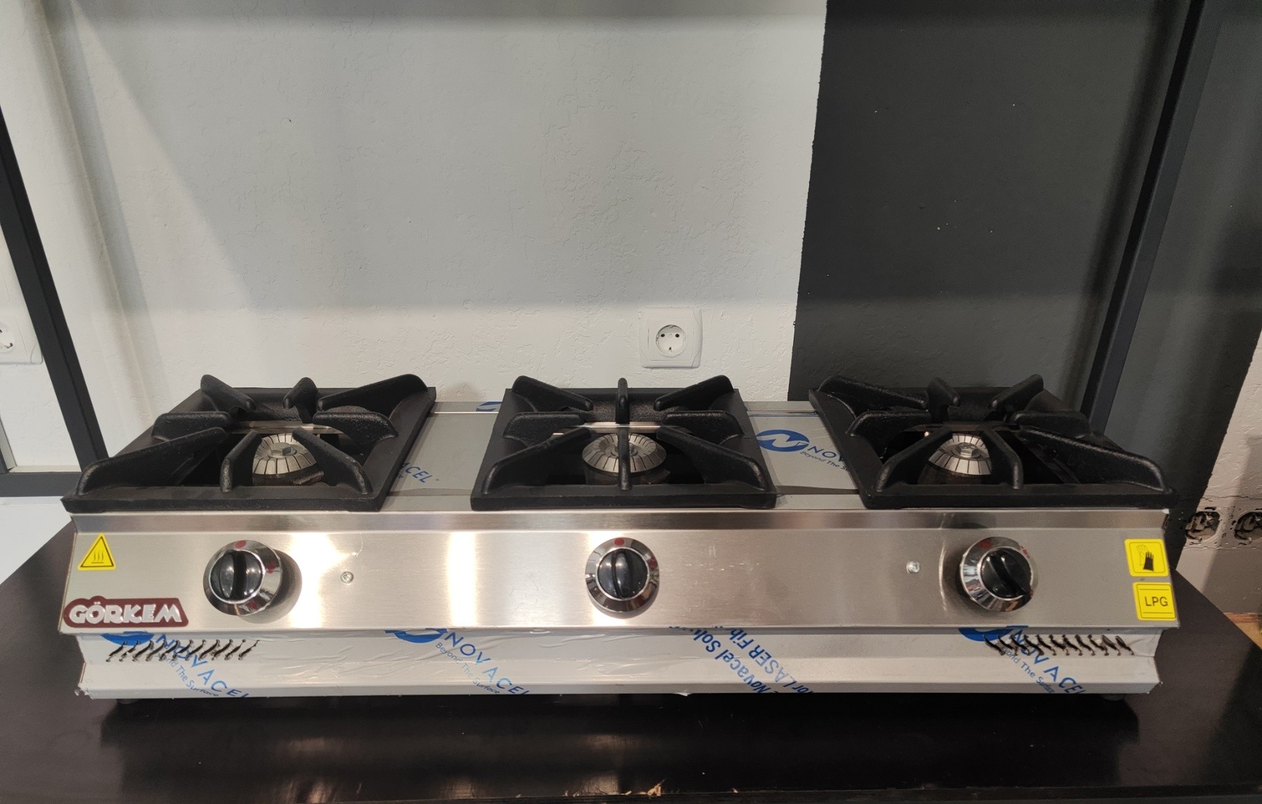 Професійна газова плита görkem go30 — настільна, 3 конфоркова